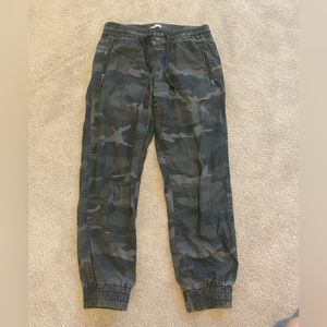 Aritzia TNA camo joggers